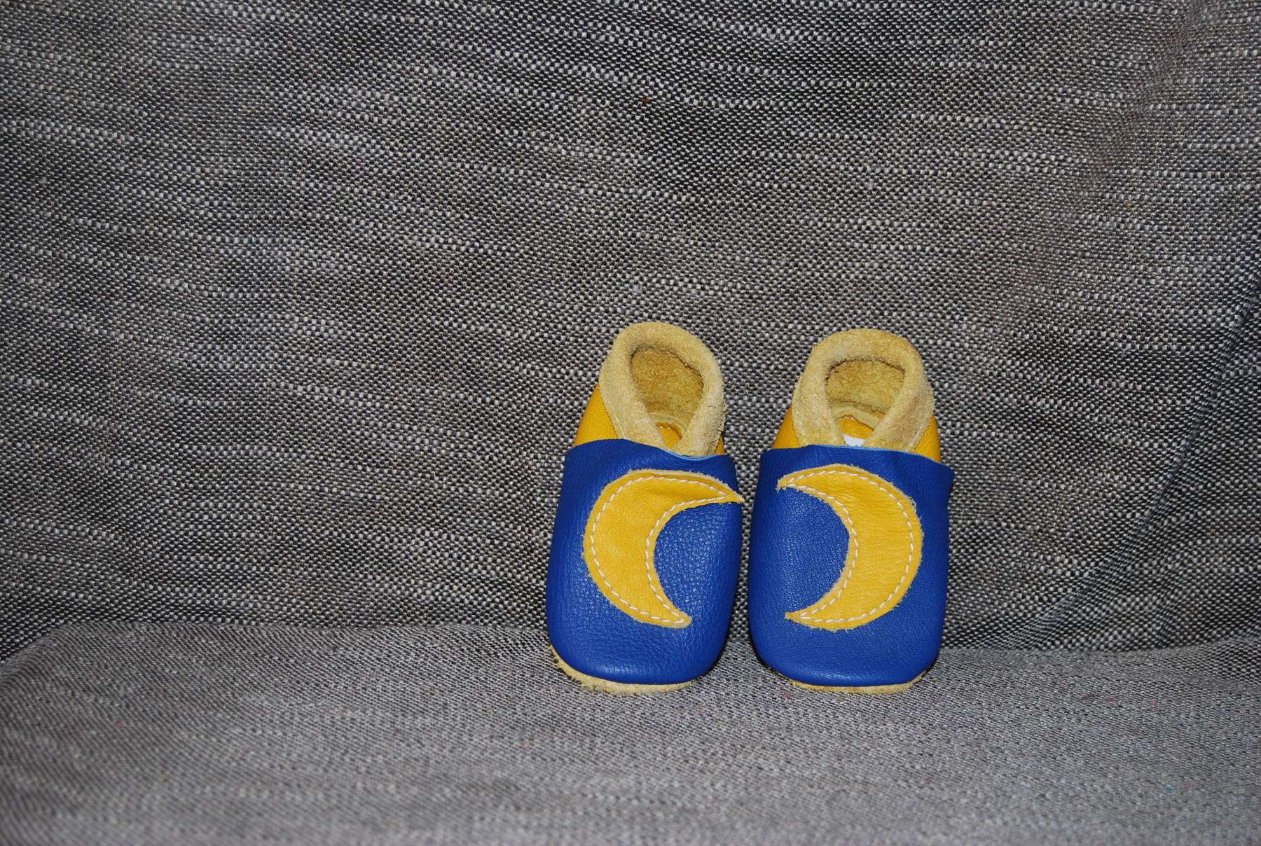 Chaussons bébé taille 15/16 jaune et bleu