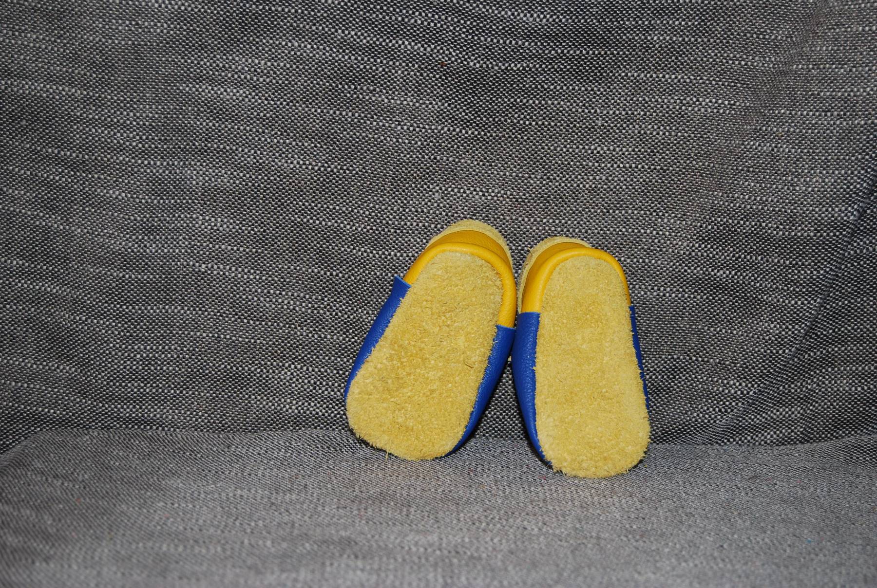 Chaussons bébé taille 15/16 jaune et bleu