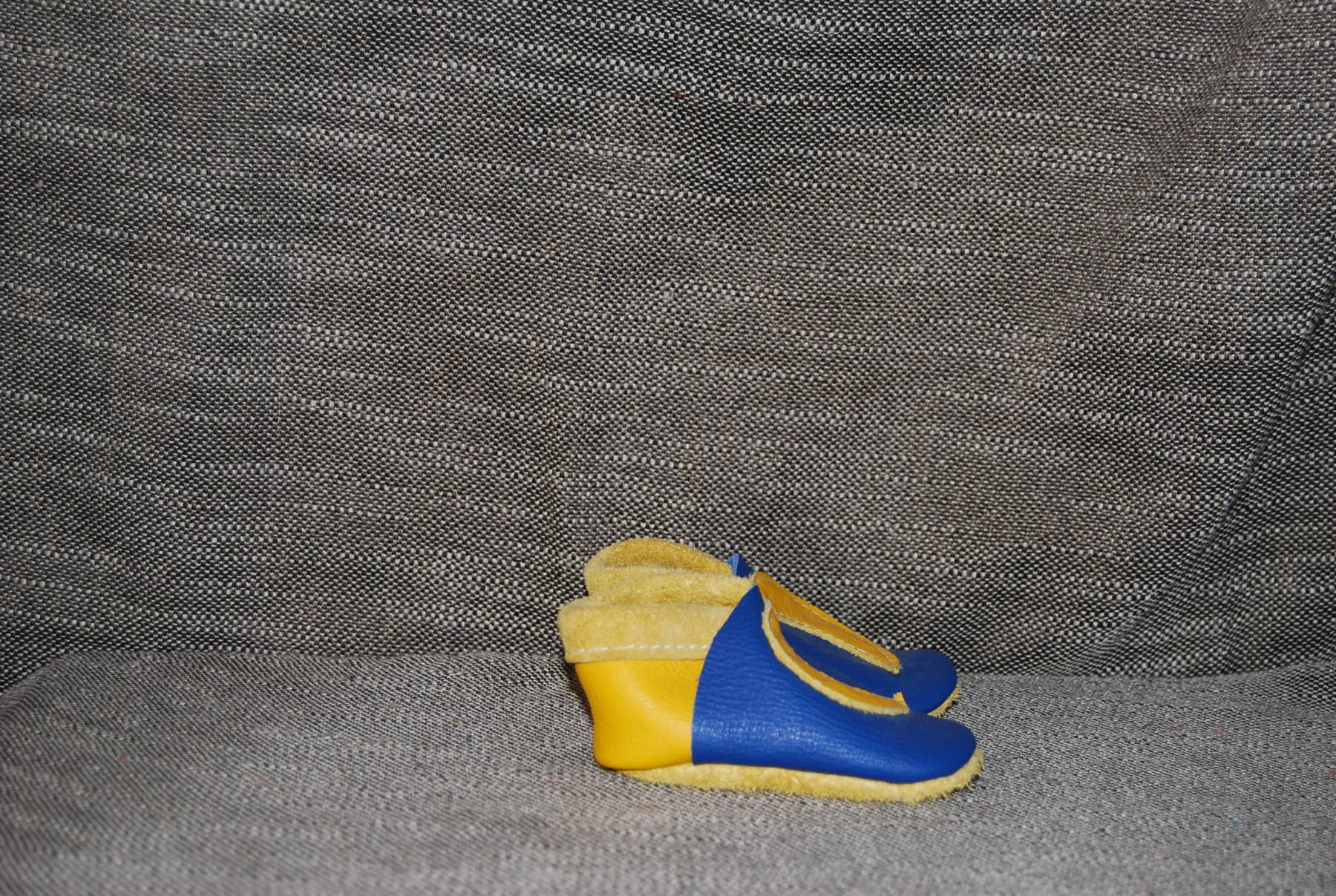 Chaussons bébé taille 15/16 jaune et bleu