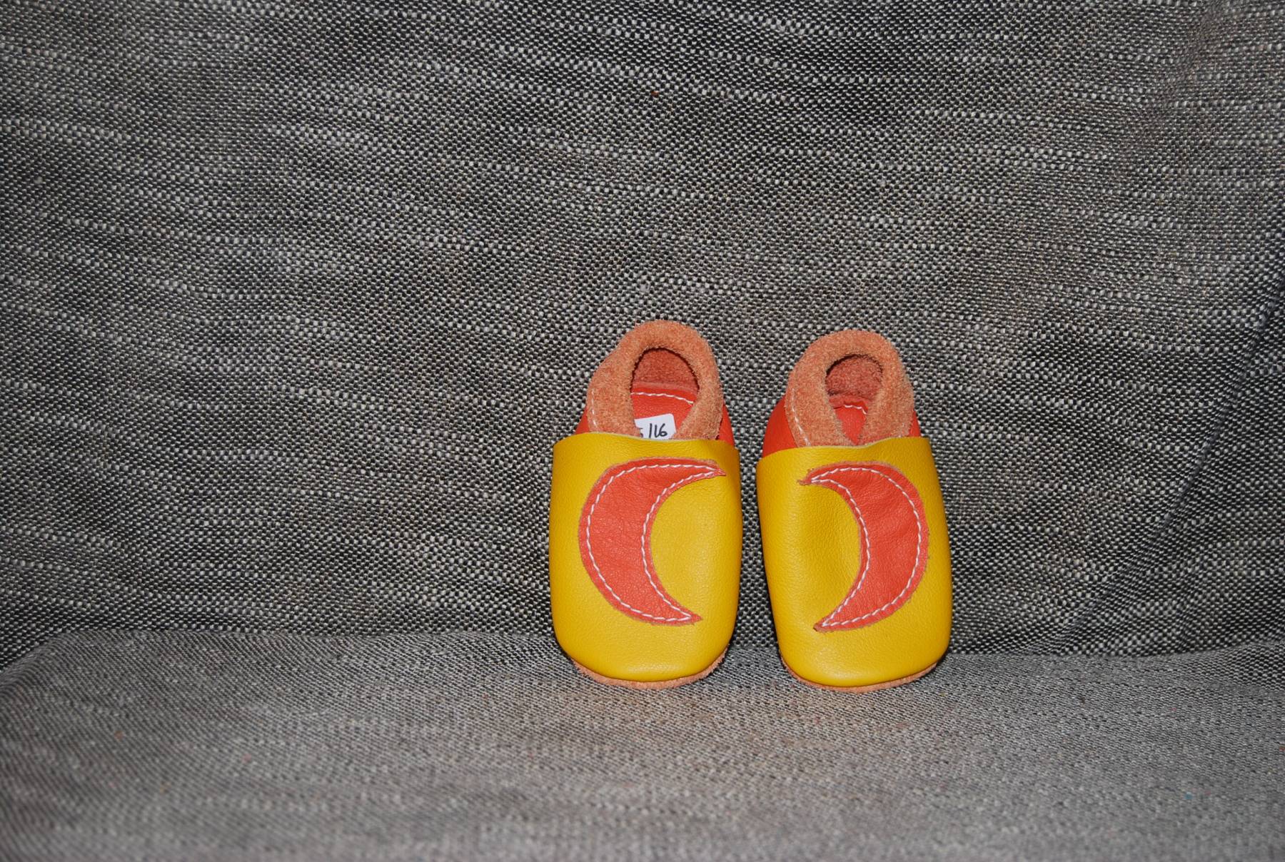 Chaussons bébé taille 15/16 jaune et orange