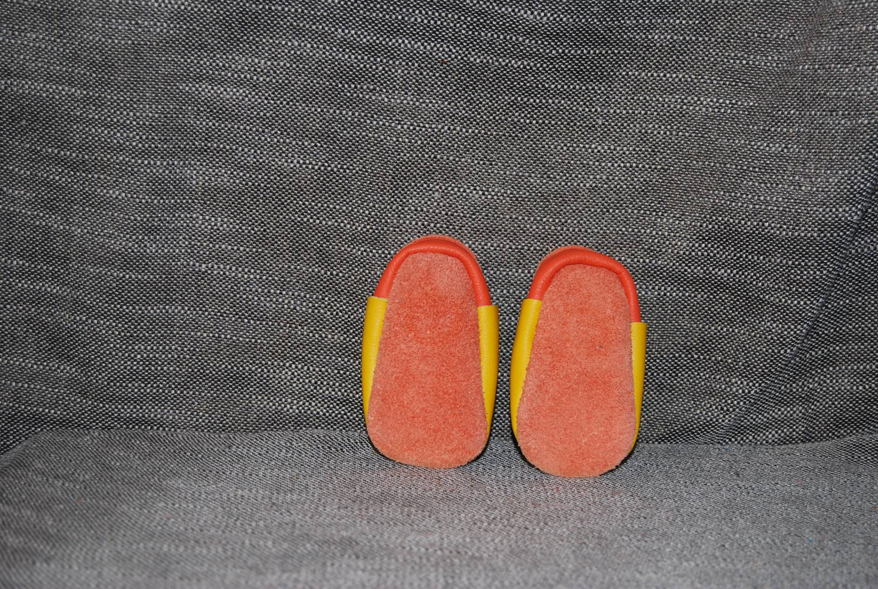 Chaussons bébé taille 15/16 jaune et orange