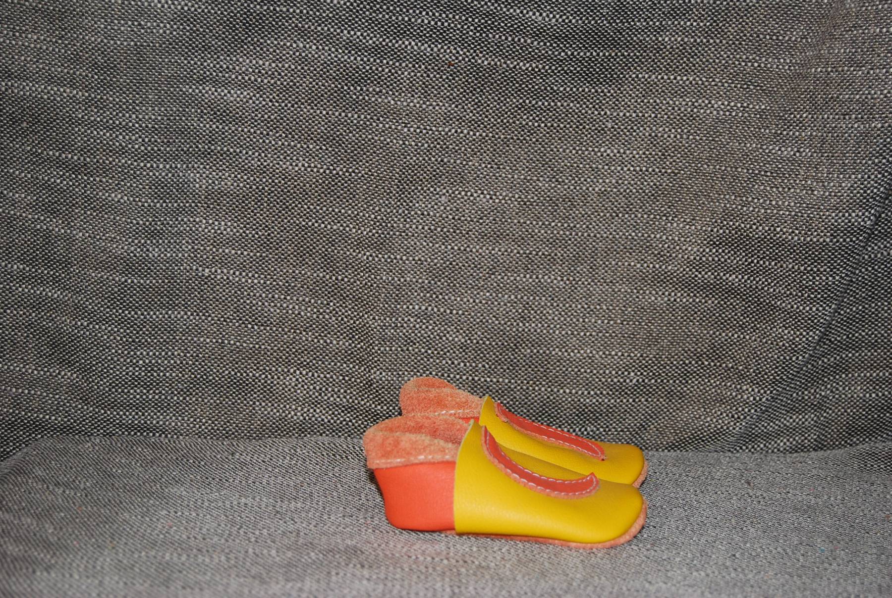 Chaussons bébé taille 15/16 jaune et orange