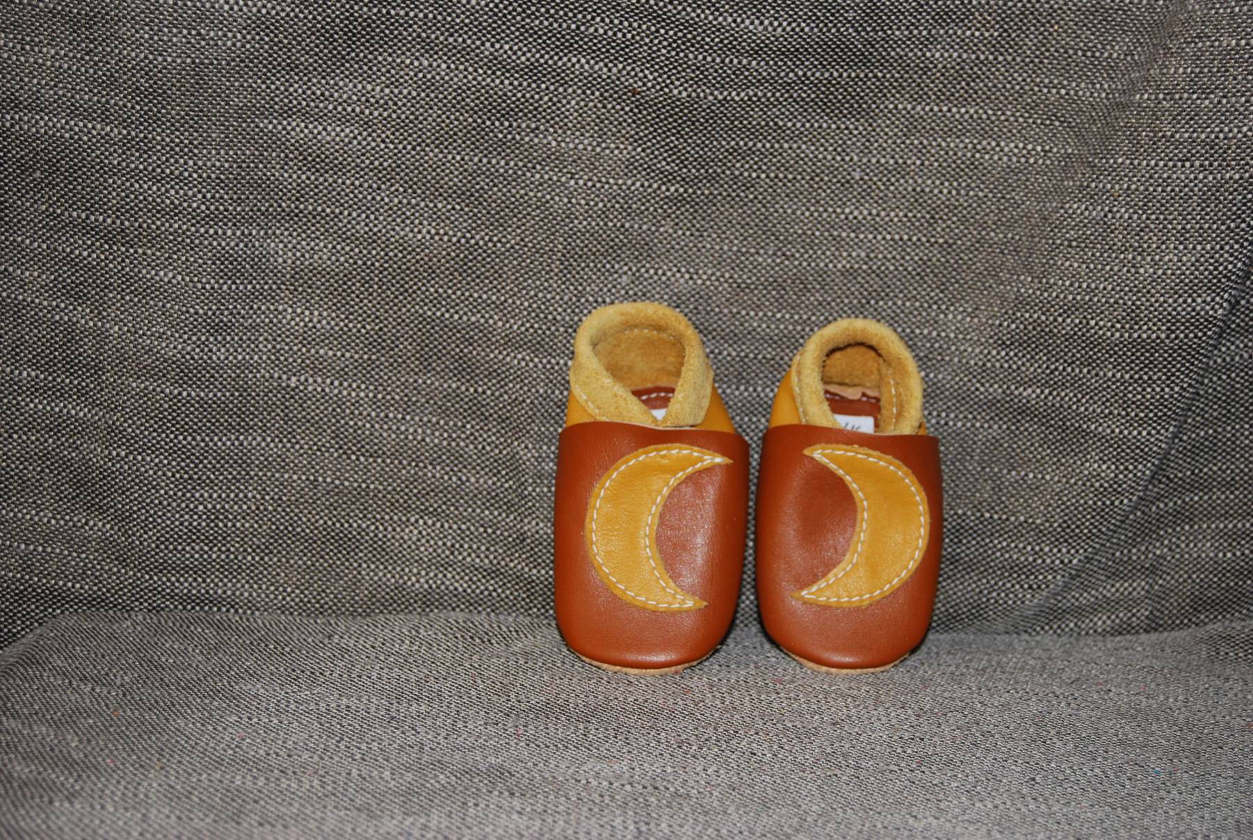 Chaussons bébé taille 15/16 jaune et marron