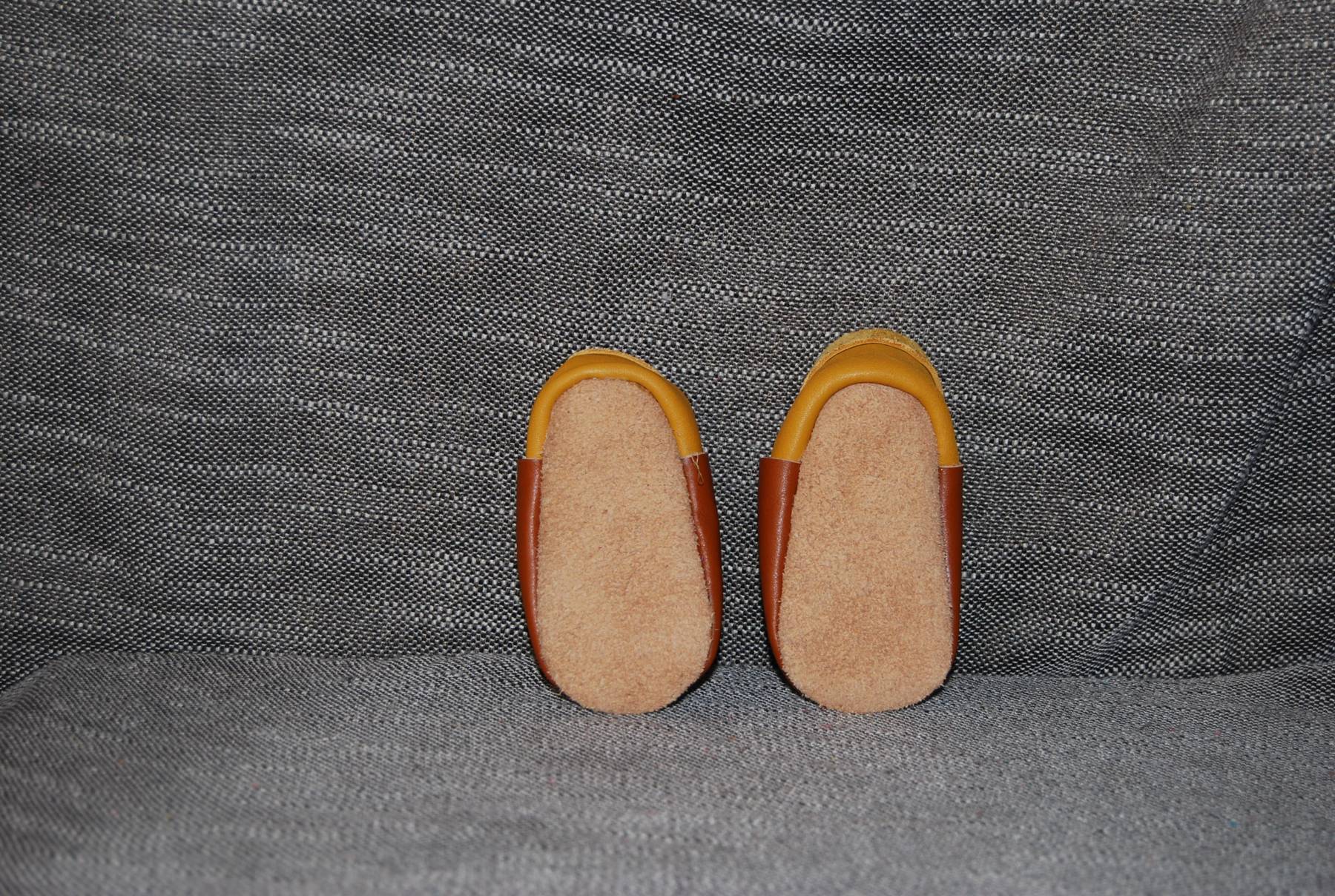 Chaussons bébé taille 15/16 jaune et marron