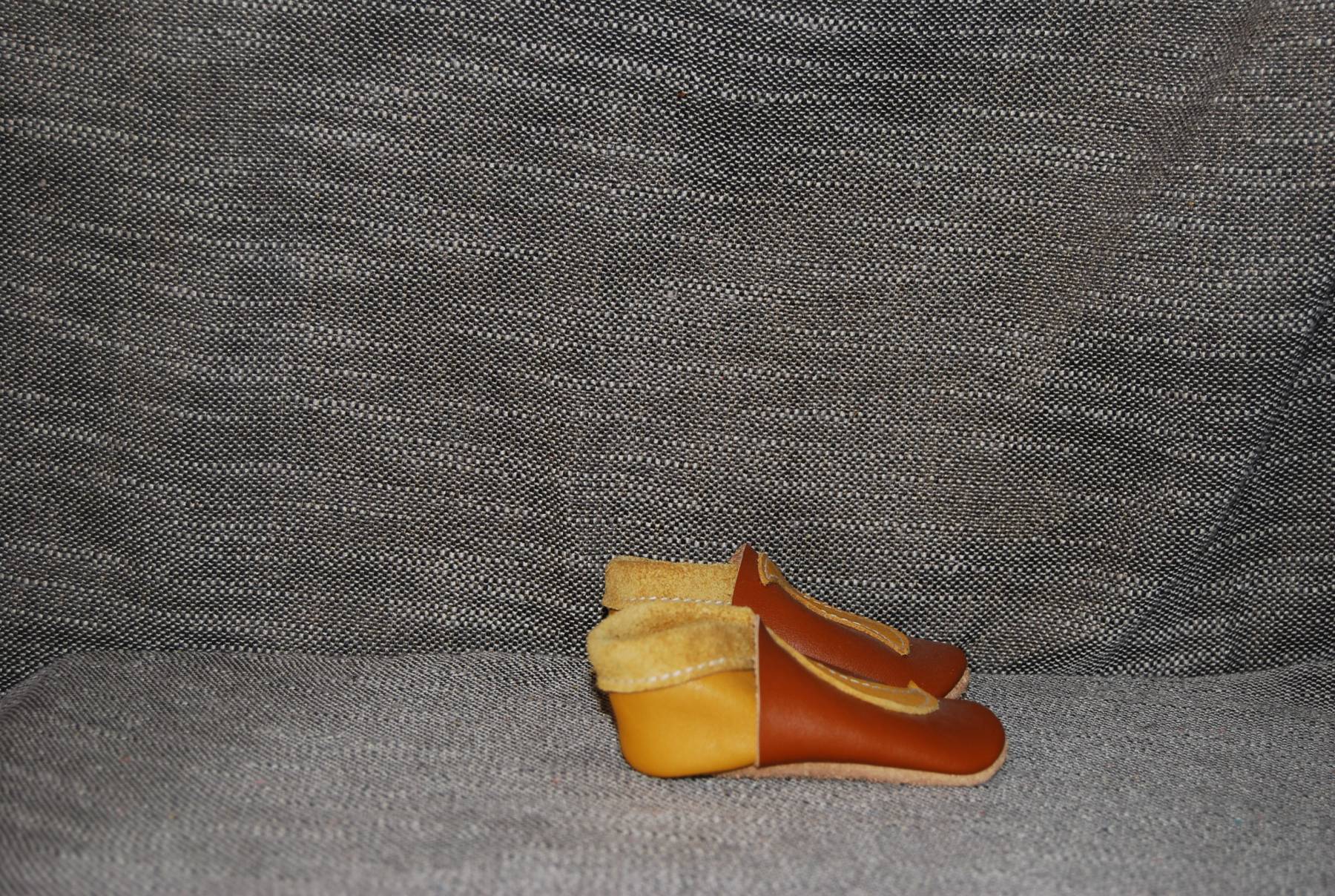 Chaussons bébé taille 15/16 jaune et marron